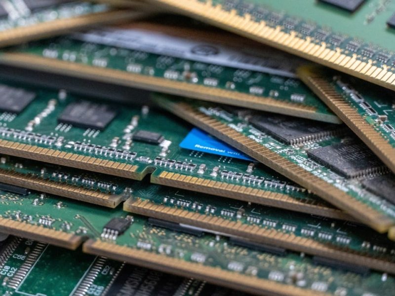 Напредъкът TurboQuant AI на Google срива акциите на чипове с памет, но анализаторите казват, че „купете спада“