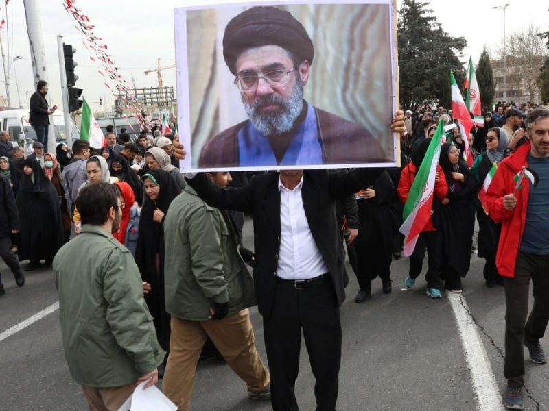 Техеран посочва, че синът на Хаменей ще бъде обявен за върховен лидер, тъй като Израел разширява ударите по Иран