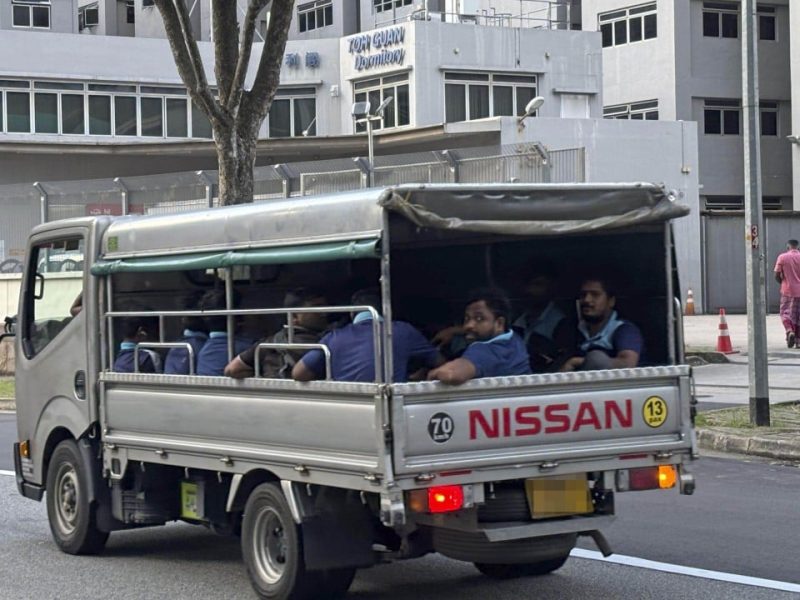 Забраната на Сингапур за камиони с клетки съживи дебата за превоза на работници мигранти