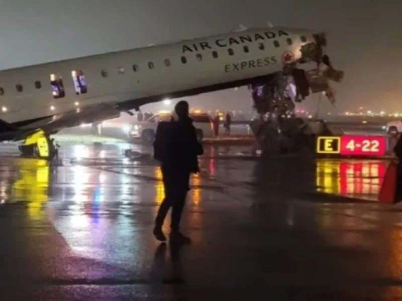 Самолет на Air Canada Express удря наземно превозно средство на летище Ла Гуардия в Ню Йорк