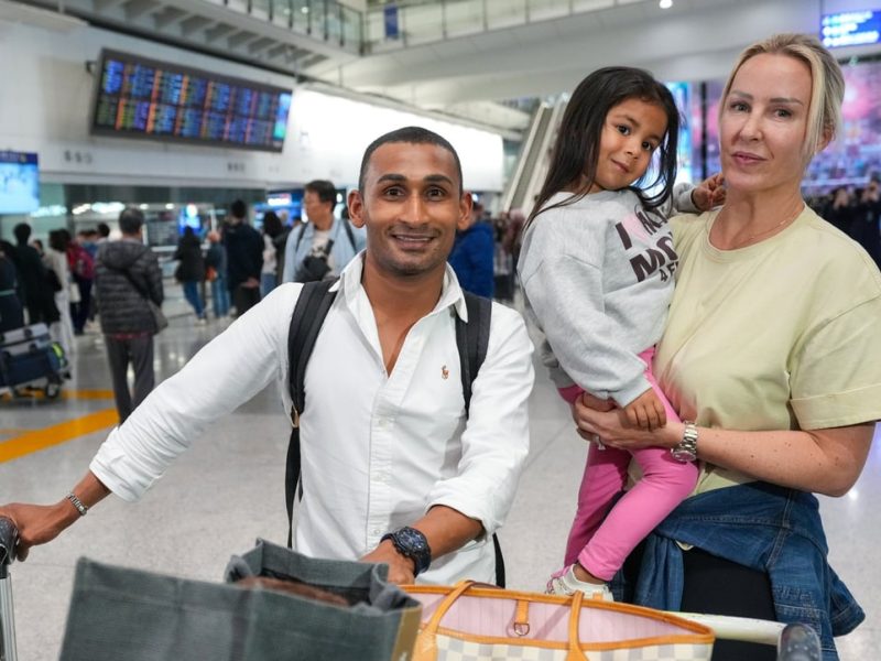 Облекчение, радост, когато първият полет обратно от Дубай връща блокираните жители на Хонконг у дома