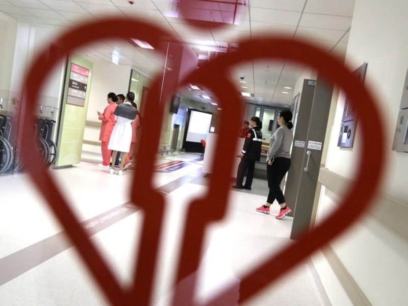 Хонконгски лекар отстранен за публикуване на снимка от реанимация, изправена пред случай на Медицинския съвет