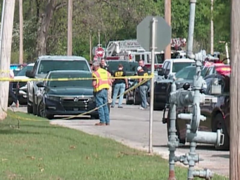 Директор на гимназия в САЩ се захваща и обезврежда въоръжен мъж, докато ученици бягат, показва драматично видео