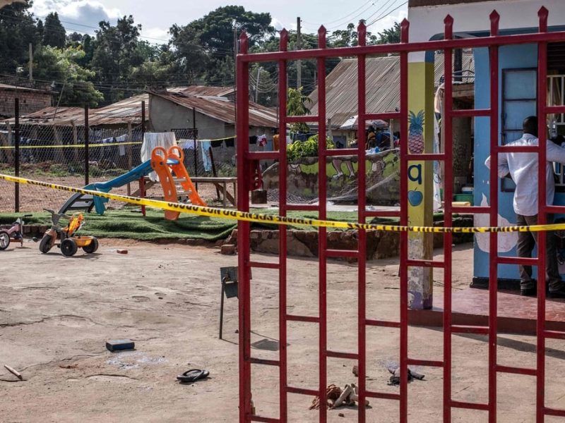 Мъж намушка до смърт 4 деца в детска градина в Уганда