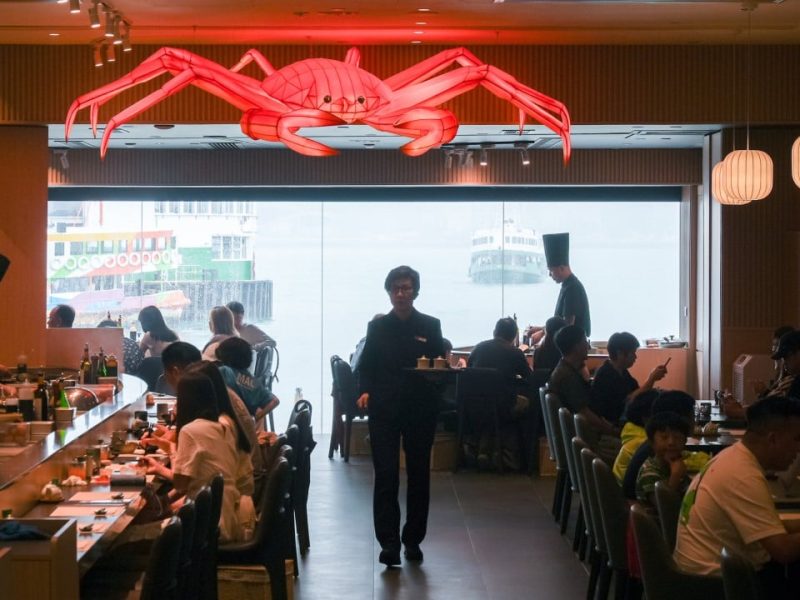 Приходите от ресторанти в Хонконг спадат през Великденската ваканция, тъй като заминаващите са повече от пристигащите