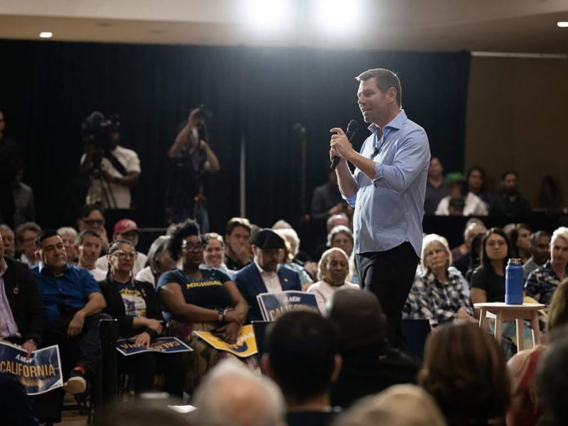 Разследват се обвинения за сексуално насилие срещу кандидата за губернатор на Калифорния Ерик Суолуел