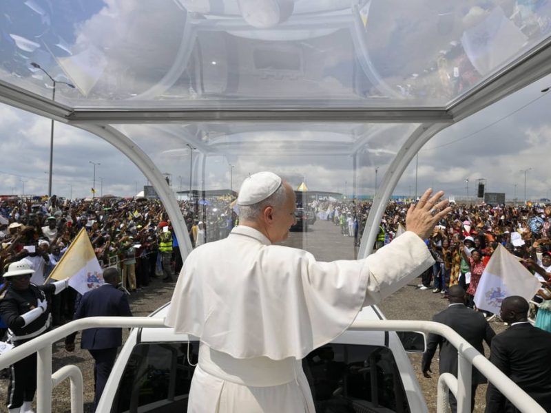 Папата призова Камерун да отхвърли насилието на маса, която привлича 120 000 души