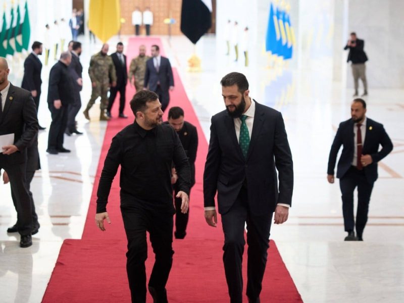 Зеленски в Сирия, за да обсъди сътрудничеството в областта на сигурността с президента Ахмед ал-Шараа