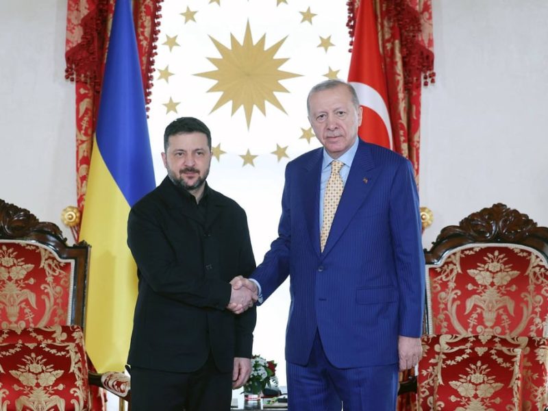 Удари на Русия и Украйна убиха 10, докато Зеленски пътува до Турция за преговори