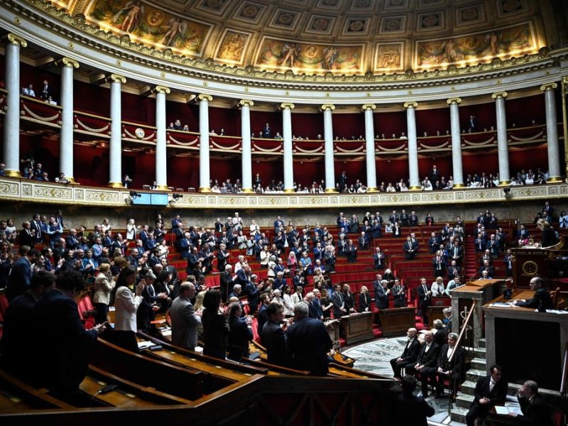 Иран позволява на двама френски бивши затворници да напуснат страната