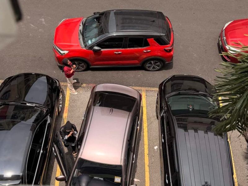 Извинението на малайзийката за повредата на двойно паркирана кола предизвика протести