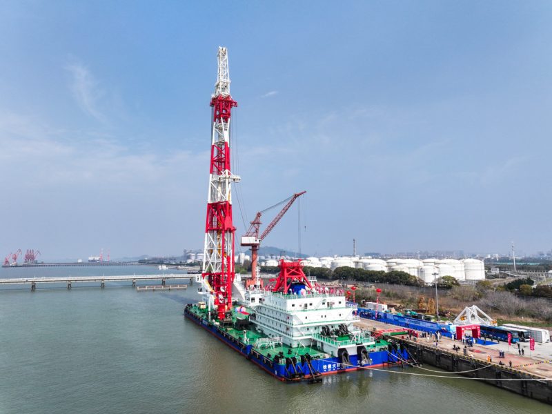 Кораб за набиване на пилоти от световна класа, доставен в Източен Китай