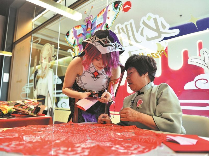 Пионерът в рязането на хартия комбинира ножици със софтуер