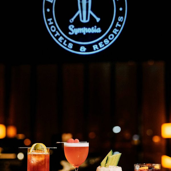 Вдигане на чаша за пролетна миксология от висок клас