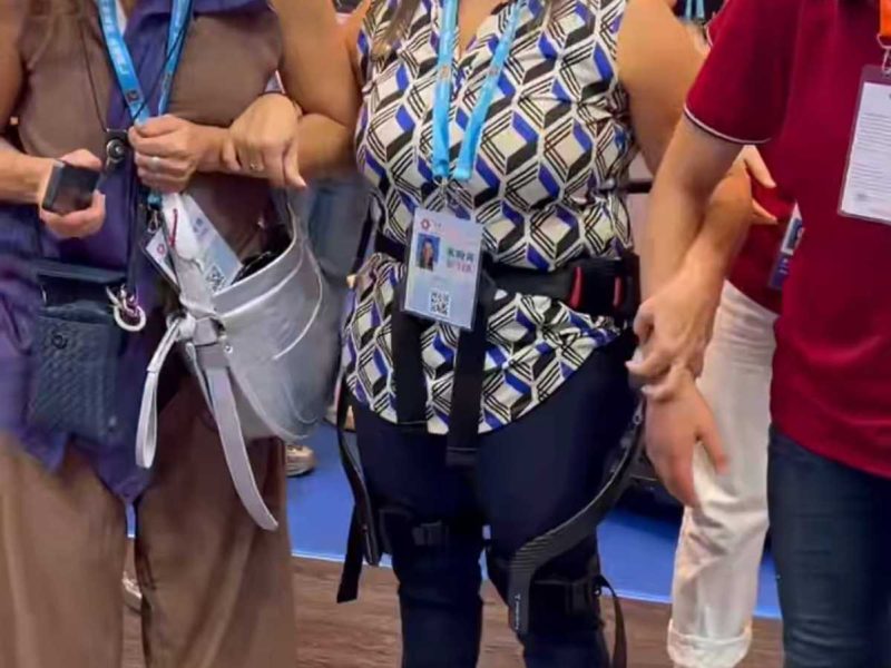 Разработен от Китай екзоскелет в светлината на прожекторите на Кантонския панаир