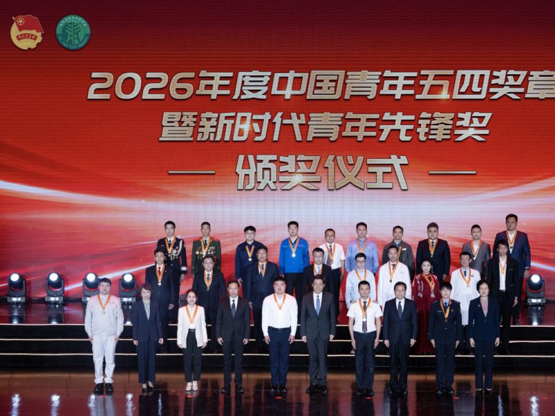 Младежи, които загинаха, спасявайки момче, отдадоха чест