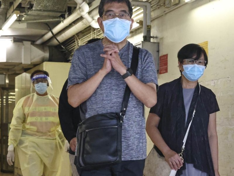 Преподобният Дерек Ли, баща на ранения танцьор от Хонконг Mirror Мо Ли, почина