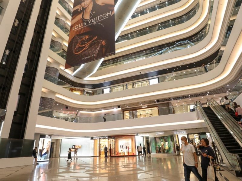 Обувки Gucci на стойност 11 000 хонконгски долара, откраднати от тоалетна на търговски център в Хонконг