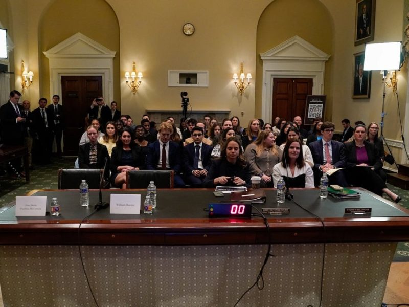 Шерфилъс-МакКормик е третият депутат, който се оттегля след вълна от скандали, заляла Конгреса на САЩ