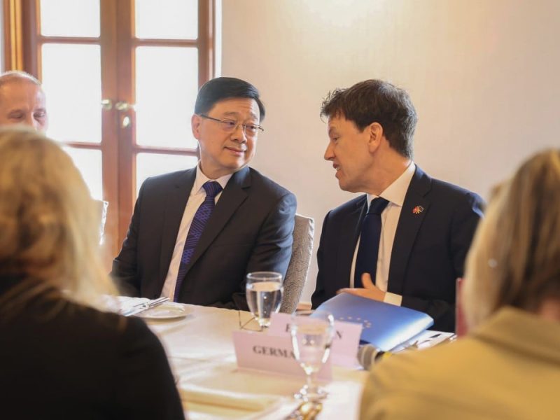 Лидерът на Хонконг Джон Лий и представители на ЕС се срещат, за да обсъдят търговията и сътрудничеството