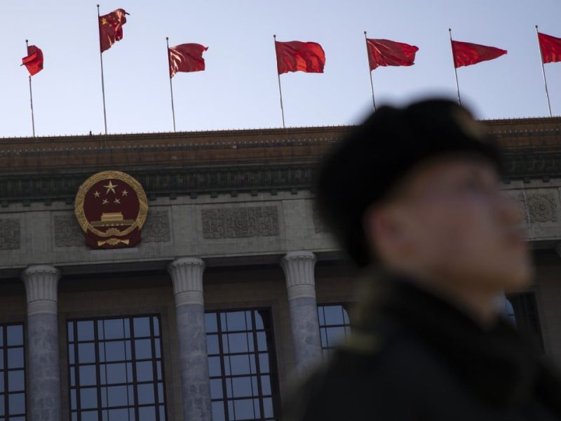 Китай се насочва към посредниците в подновената репресия срещу „скритата“ корупция