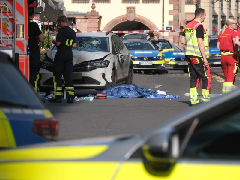 Двама загинали и двама ранени след блъскане с кола в германския град Лайпциг