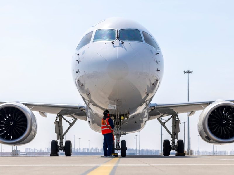 Китайският Comac иска да подобри летателното изживяване на C919 с повече капацитет за ръчен багаж